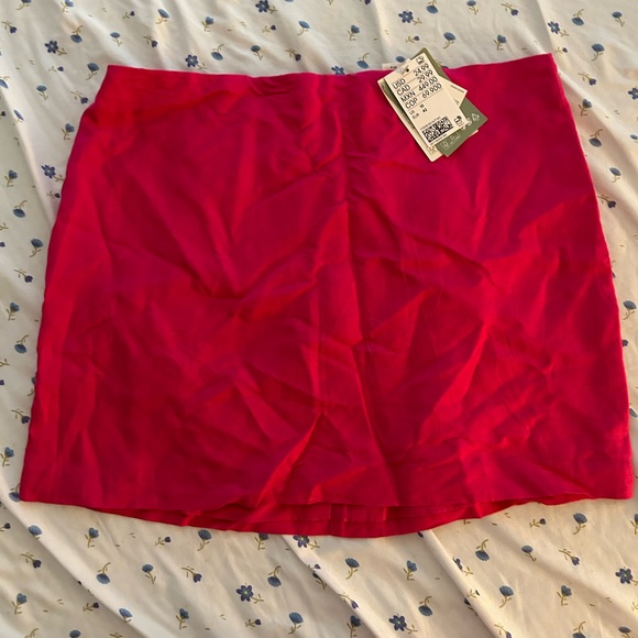 H&M Dresses & Skirts - Bright pink H&M mini skirt!